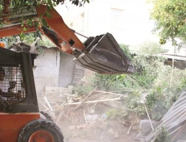 «Ξεπαγώνουν» τα πρωτόκολλα κατεδάφισης αυθαιρέτων τη Δευτέρα - Ετοιμάζονται οι μπουλντόζες
